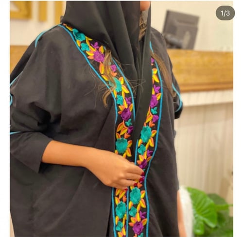 عباية حرير كوبرو بتطريز ورد قيطان فيروزي