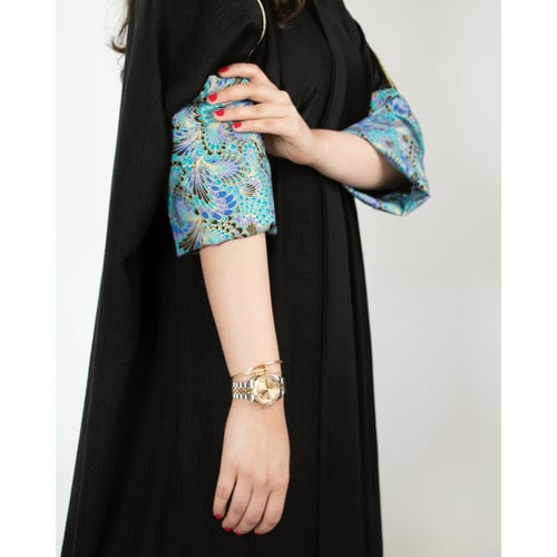 عباية سوداء بأكمام زرقاء مموجة