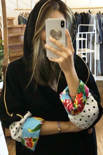 عباية سوداء بكم منقط مورد أزرق