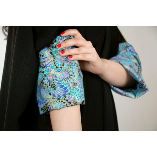 عباية سوداء بأكمام زرقاء مموجة