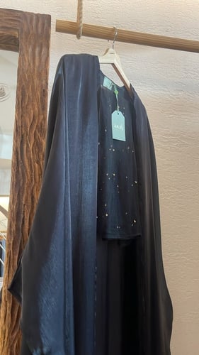 عباية أسود شايني -طرحة بخرز ذهبي
