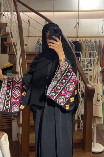 عباية حرير بأكمام واسعة مطرزة