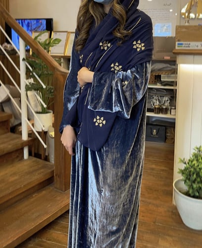 عباية مخمل خفيف - طرحة تطريز يدوي سدو - كحلي