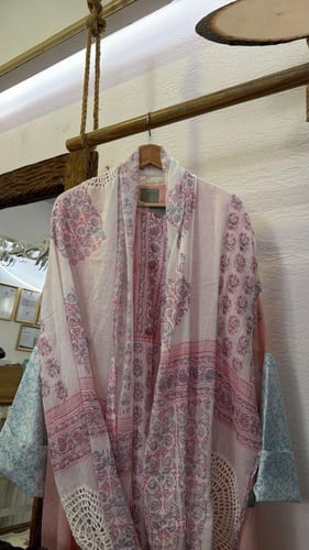 طقم عباية وثوب - وردي ازرق