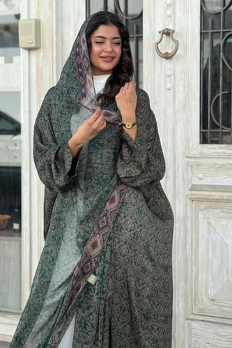 عباية وطرحة حرير طبيعي - أخضر