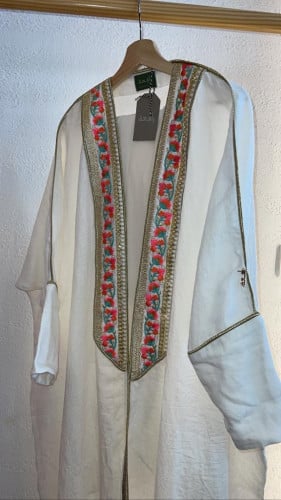 عباية بشت بتطريز أمامي- أبيض