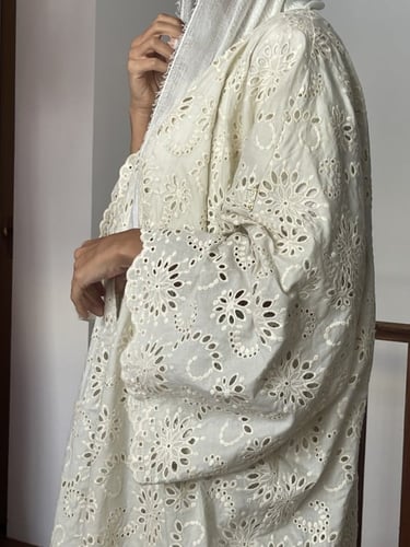 عباية تطريز يدوي - بيج