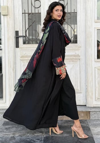 عباية بليند بطرحة مشجرة - أسود ورد أحمر