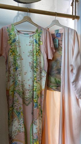 طقم ثوب وعباية - وردي فاتح