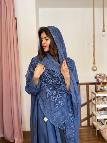 عباية كويرو طرحة مطرزة ورد - أزرق