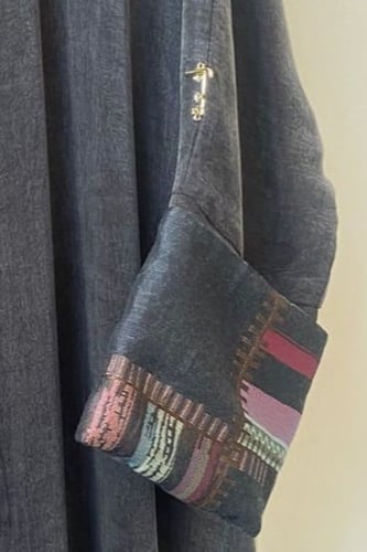 عباية رمادي بأكمام مطرزة