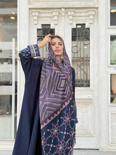 عباية بليند بأكمام و طرحة نقش عربي - كحلي