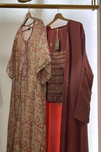 طقم ثوب وعباية - أحمر طوبي