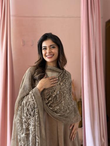 عباية حرير طرحة مطرزة - كاكي