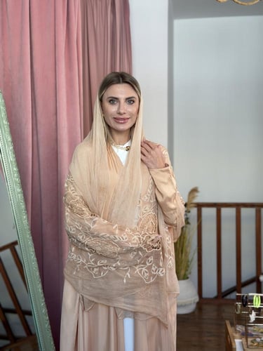 عباية كويرو طرحة مطرزة ورد - بيج