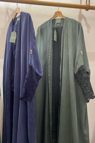 عباية حرير أكمام دانتيل- زيتي