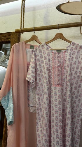 طقم عباية وثوب - وردي ازرق