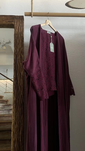 عباية كويرو بأطراف دانتيل - عنابي