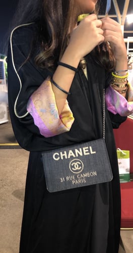 عباية سوداء بأكمام وردي