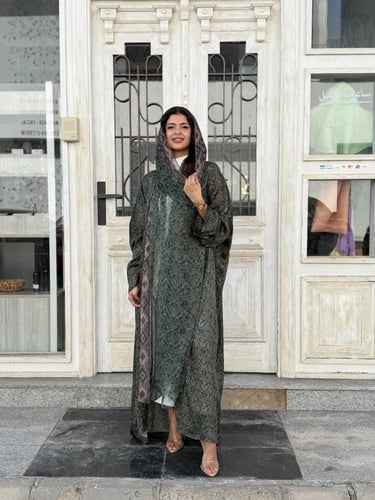 عباية وطرحة حرير طبيعي - أخضر