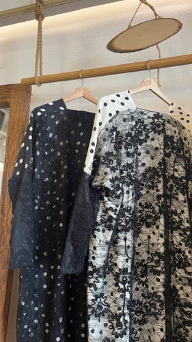 عباية منقطة بأطراف دانتيل - أبيض