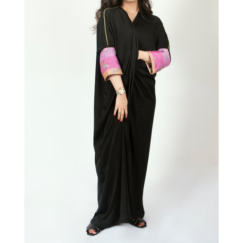 عباية سوداء بأكمام وردي