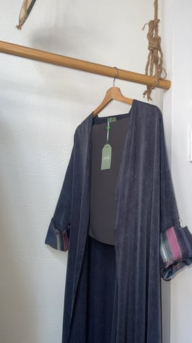 عباية رمادي بأكمام مطرزة