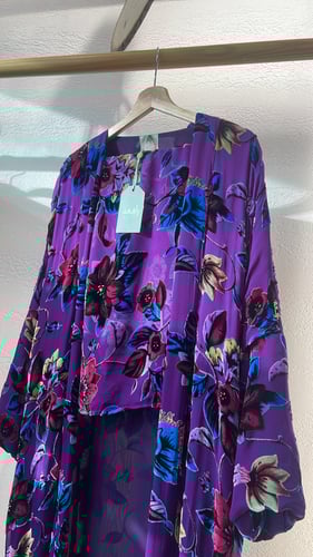 عباية شيفون ورد مخمل -بنفسجي