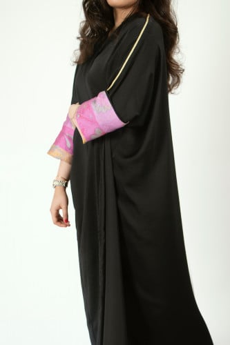 عباية سوداء بأكمام وردي