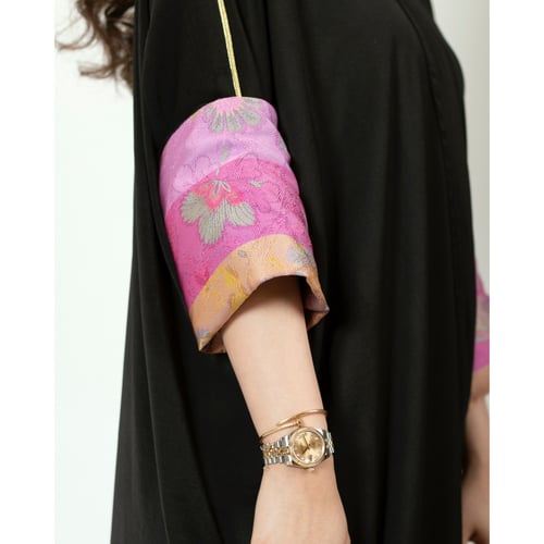 عباية سوداء بأكمام وردي