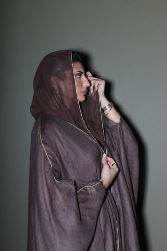 عباية كتان بشت مزينة بأطراف ذهبي -بني