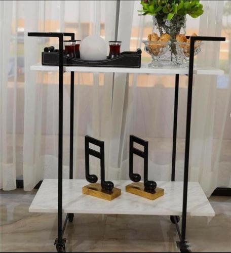 عربية تقديم دورين خشب مسطح حديد اسود (TL)