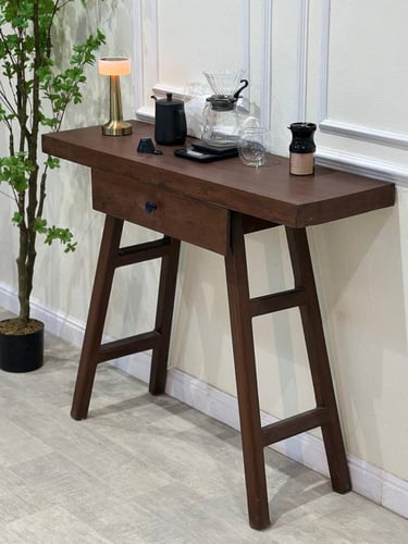 مدخل خشبي بني غامق مع درج