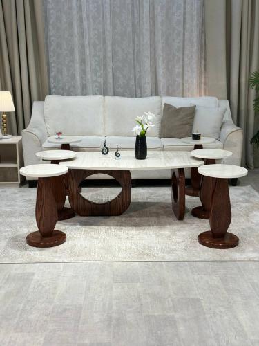 طقم طاولات 7 قطع بديل رخام وقاعدة بنية مفرغة