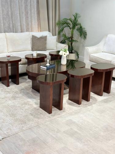 طقم طاولات ضيافة 7 قطع خشب بني داكن بيضاوي بسطح مر...