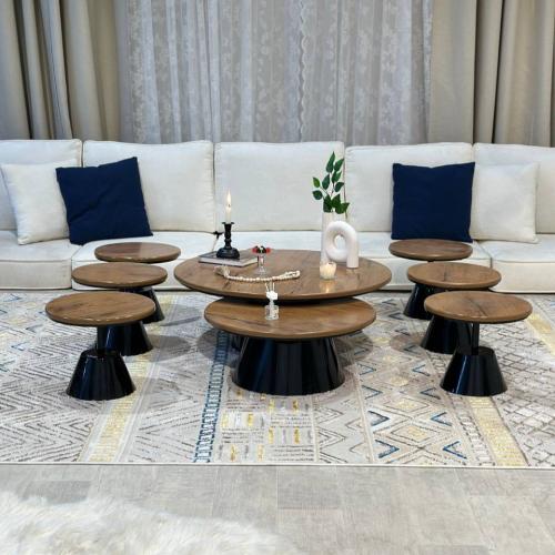 طقم طاولات ضيافة أرضي 8 قطع خشب بني وقواعد سوداء