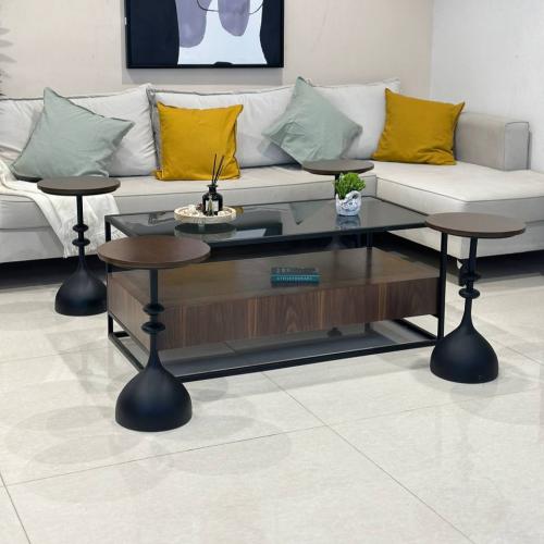 طقم طاولات ضيافة 5 قطع خشب بني بسطح زجاجي أسود وأر...