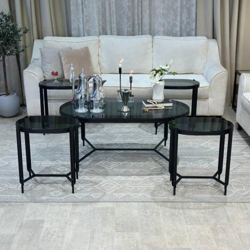 طقم طاولات ضيافة 5 قطع زجاج أسود وهيكل حديد أسود م...