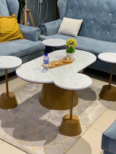 طقم طاولات ضيافة 5 قطع خشب شكل رخام وقاعدة ذهبي بي...