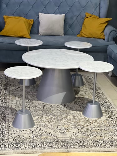 طقم طاولات 5 قطع رخامي أبيض وقاعدة مخروطية فضية