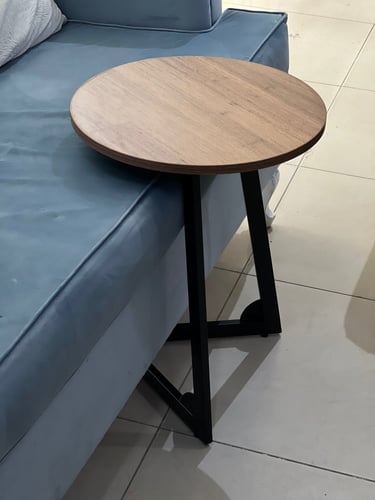 طاولة خدمة خشب بني قواعد حديد بتصميم X