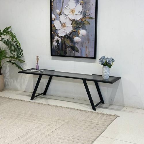 طاولة تلفزيون بسطح زجاج اسود حديد اسود مطفي