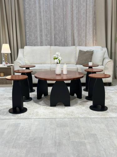 طقم طاولات ضيافة 7 قطع خشب سنديان وبني دائري وقاعد...