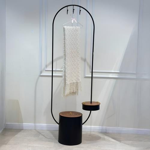 علاق ملابس مع مبخرة لون أسود