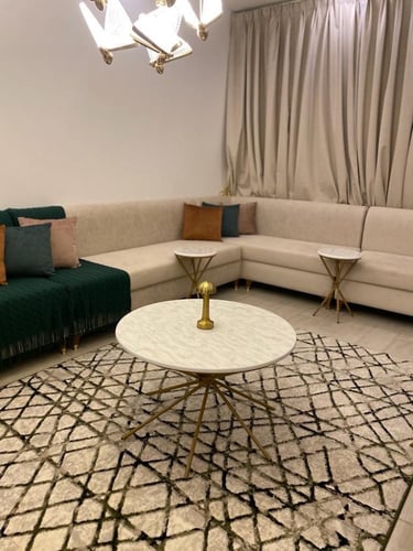 طقم طاولات 5 قطع خشبي أبيض وأرجل X ذهبية