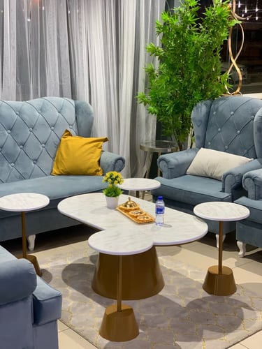 طقم طاولات ضيافة 5 قطع خشب شكل رخام وقاعدة ذهبي بي...