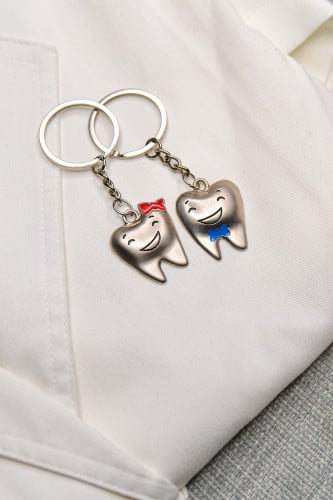 ميدالية مفاتيح شكل سن معدني