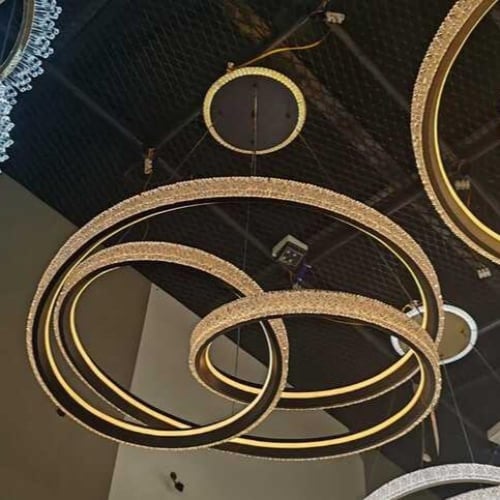 ثريا مودرن علاقي باللونين اسود وذهبي لاتية 80 سم–ث...