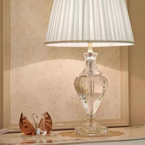 مصباح طاولة طربوش قماش ابيض قاعدة كريستال فاخر لمب...