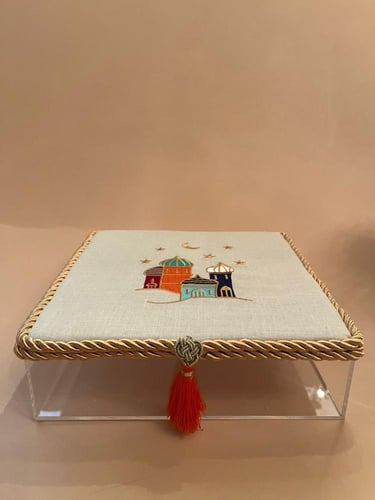 صندوق مقسم مطرز يدويًا